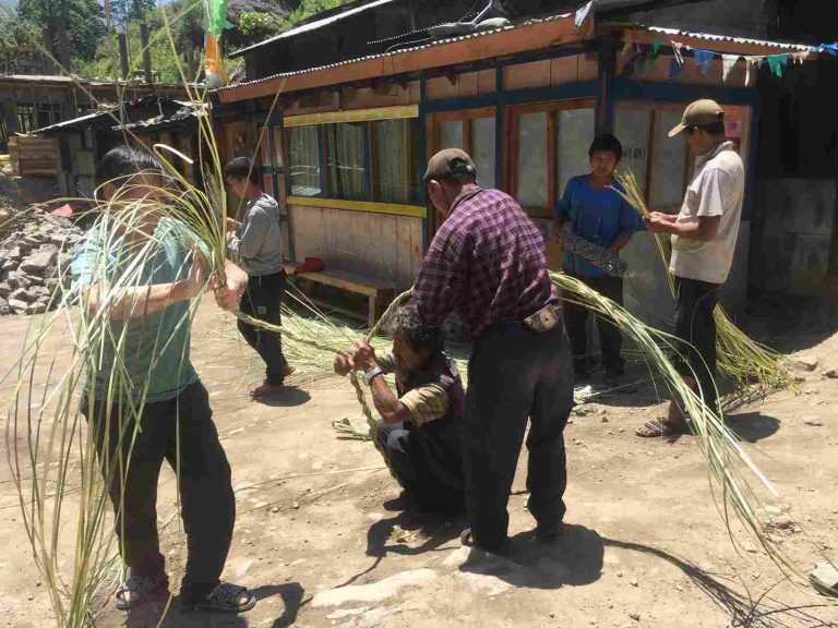 Bamboo rope Hunting preparation for honey