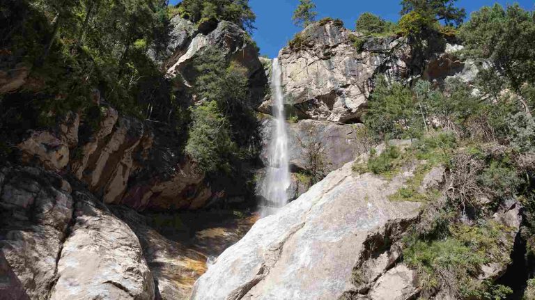 Jorsalle waterfall along Namche