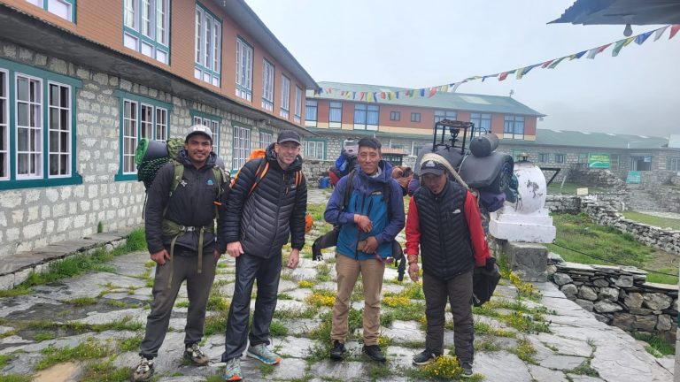 Trekkers and Porters at Chhukung